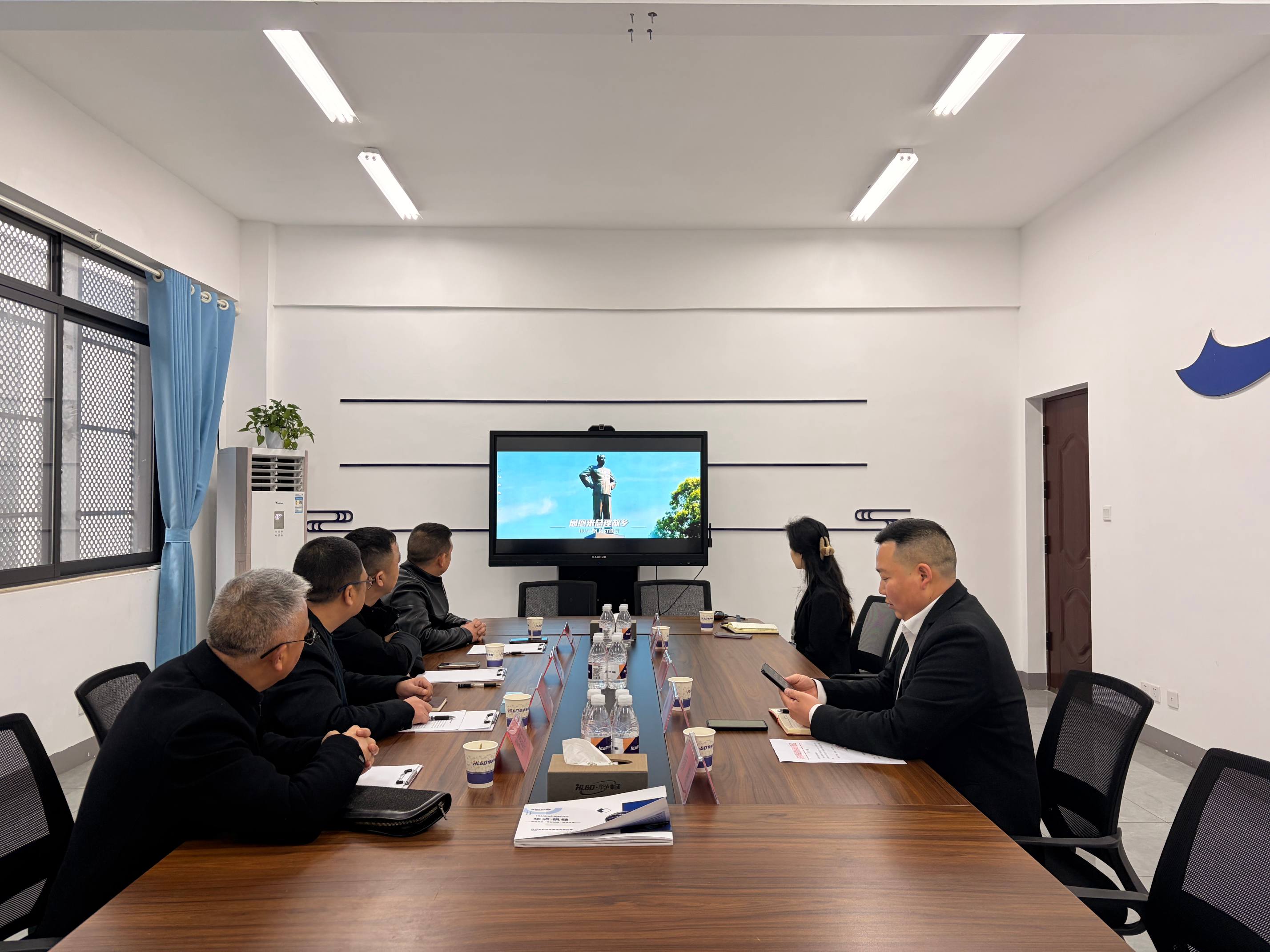 Visitors from Huai'an District, Jiangsu Province, visited Hualu Group for inspection and communication, and explored the application prospects of all-adium flow batteries together.